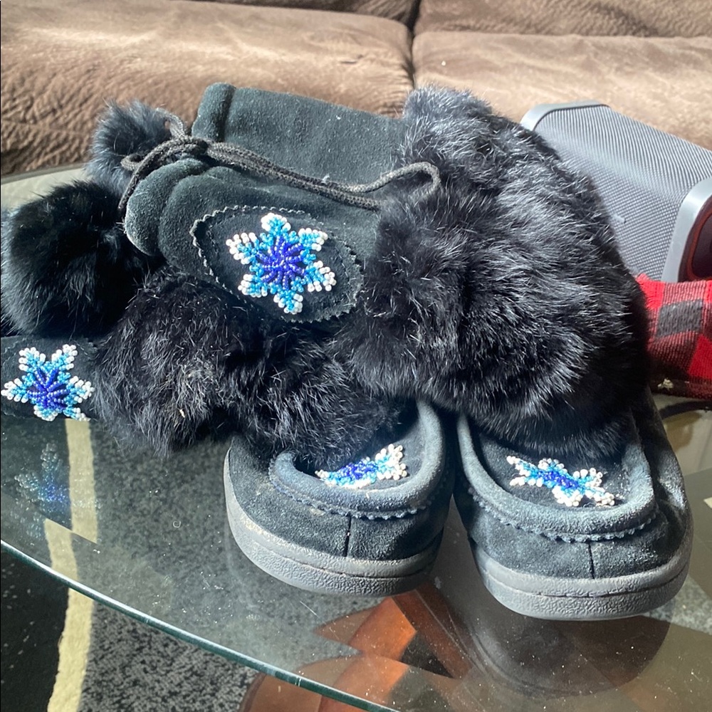 Perfect Details Black and Blue Winter Shoes with Fur Trim
